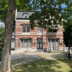 Leegstaande villa (antikraak?) in een Hilversumse villawijk: kansen voor woningsplitsing en bijbouwen in de riante tuin? ©JPL