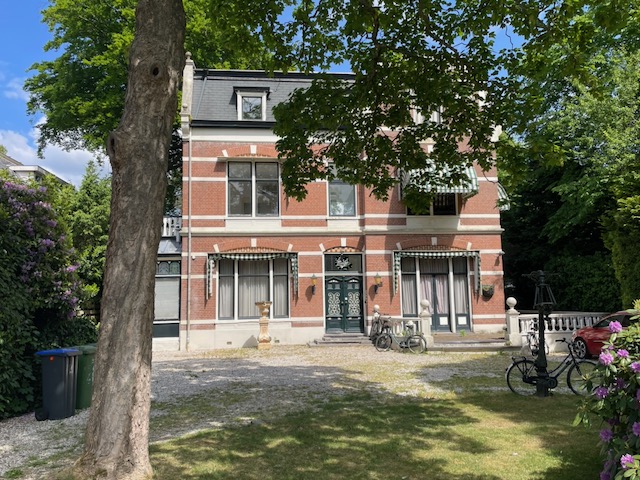 Leegstaande villa (antikraak?) in een Hilversumse villawijk: kansen voor woningsplitsing en bijbouwen in de riante tuin? ©JPL