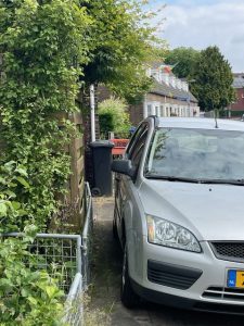 Dan maar op de stoep. Te voet of gehandicapt? Jammer dan, als je in Hilversum woont ©JPL