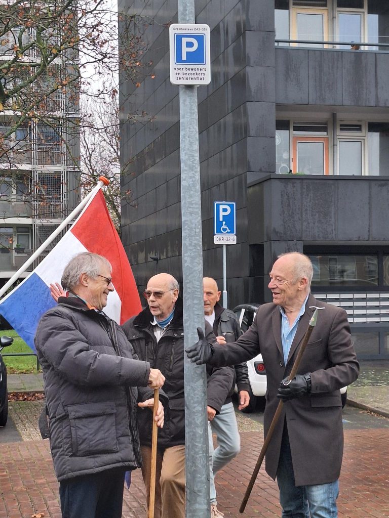 Rob Docter en Joop Lahaise onthullen P-bord