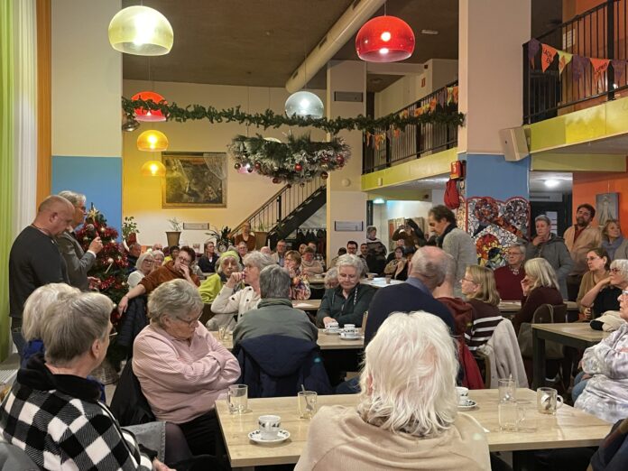 hoge opkomst 'luisteruur' vuurwerkrellen Hilversum-Oost ©JPL